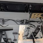 Aansluitingen weggewrkt onder bureau
