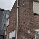Camera aan hoek van gebouw