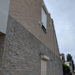Camera installatie aan zijkant huis