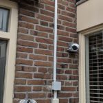 Camera naast het raam geplaatst