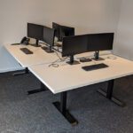 Computers aangesloten op bureau