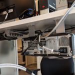 Desktop plaatsen onder bureau