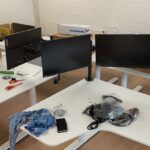 Installatie beeldschermen aan bureau
