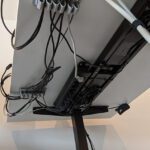 Kabelbinders onder bureau