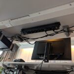 Kabelmanagement onder bureau