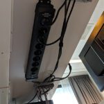 Kabels netjes verwerkt onder bureau