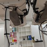 Kabels netjes weggewerkt onder bureau