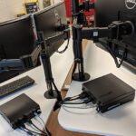 Kleine computers op bureau