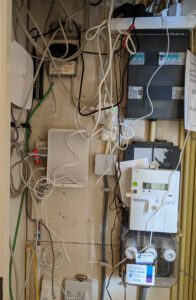 Meterkast netwerkinstallatie rommelig