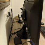 Kabels netjes weggewerkt van monitor