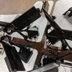 Monitoren gemonteerd aan bureau