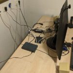 Niet geordend kabels bureau
