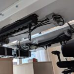 Stekkerdozen onder bureau gemonteerd