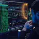 Hacker achter beeldscherm