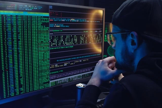 Hacker achter beeldscherm